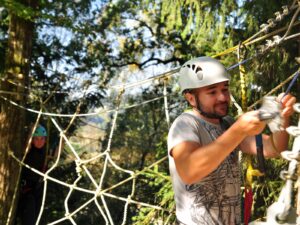 Bevor die Anlage für Gäste geöffnet wird, werden alle Elemente, Seile, Leitern und Plattformen einer optischen Kontrolle unterzogen.