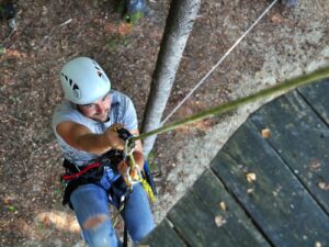 Um die Anlage öffnen zu können, muss man auch als Assistent/in bereits die Einseiltechnik beherrschen, da ja die Aufstiegsleitern oben verzurrt werden um den Zutritt abseits der Öffnungszeiten zu verhindern. Was oft einfach aussieht, bedarf viel Übung.