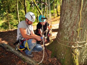 Die Leitern werden nach Abschluss der Inspektionsrunde am Boden verzurrt und dem Höhensicherungsgerät einem Test unterzogen und das Aufstiegsseil gesichert. Fertig!