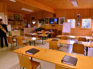 Ein umfassendes aber kompaktes Skriptum wird für die Ausbildung zur Verfügung gestellt. Die Theoriestunden werden meist im nahegelegenen Stüberl des Bergaumuseums durchgeführt.