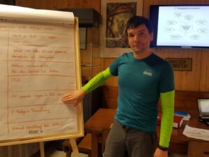 Wir beschäftigen uns auch mit pädagogischen Hintergründen und Aspekten. Aufgrund des gigantischen Einsatzgebietes speziell im Hochseilgarten können wir hier aber nur an der Oberfläche kratzen. Aber es soll hier das Interesse geweckt werden, hier weitere Ausbildungen zu machen.