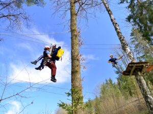 Rettungstechniken, Knoten und die Einschulung werden bei der praktischen Prüfung abgenommen. Hier spielt Zeit natürlich auch eine wichtige Rolle.