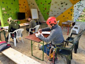 Auch das theoretische Wissen wird anhand von über 100 Fragen geprüft.