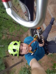 Die Arbeit um einen Hochseilgarten zu inspizieren, reparieren oder neu zu bauen bedarf noch einmal sehr viel Wissen und Erfahrung.