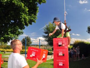 Kistenklettern beim Menschenwuzzler-Turnier am Pergersee in Mitterkirchen.