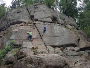 Der Kletterfelsen liegt unterhalb des Hochseilgartens im Wald und ist Richtung West bis Nord exponiert.