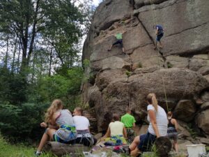 Aufgrund des flachen Wandfußes (außer der Nordseite) ist der Felsen auch für Familien mit Kindern geeignet. Es gibt eine Sitzgelegenheit und Möglichkeiten Slacklines zu spannen.