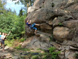 Dieser Überhang beinhaltet eine kurze, knackige Einzelstelle, kann aber umgangen werden um zu den einfacheren Platten und Rissen im oberen Bereich zu kommen.
