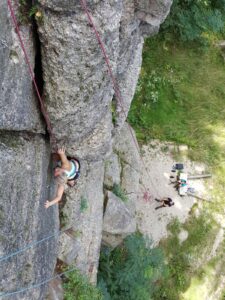 Die Kletterei ist wie im Granit üblich: technisch an Auflegern und Quarzen in Rissen und Platten. Der Granit ist hier extrem rauh und wir raten zu robusten Seilen und ebensolchen Hosen die besser über die Knie reichen.