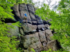 Das Team des Hochseilgarten Kaolinum kümmert sich bestmöglich um den Felsen. Wir sind hier aber auch auf Unterstützung angewiesen. Bitte helfen sie uns den Felsen sauber zu halten und helfen sie mit, Flechten und Moose von den relevanten Stellen fernzuhalten. Drahtbürsten stehen zur Verfügung.
