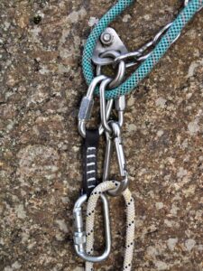 Die Umlenker waren ursprünglich mit einem Schnappkarabiner von Fixe ausgestattet. Der Hochseilgarten hat die Ergänzung durch massive Schraubkarabiner finanziert und die von den alpinen Vereinen empfohlene Redundanz ergänzt. Um das Material auf Stand zu halten, bitten wir um Spenden. Danke!