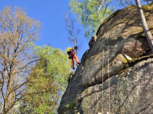 Das Team um den Hochseilgarten Kaolinum kümmert sich bestmöglich um den Felsen. Das Gelände in der Umgebung, Umlenker und Haken, sowie der Felsen selbst werden in regelmäßigen Abständen kontrolliert. Bitte geben sie uns Bescheid, wenn ihnen etwas auffällt, danke.