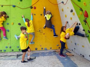 Neben Kletter- und Klettersteigworkshops und auch für Teambuilding- und Sozialkompetenztrainings haben wir auch ein Programm für ganz kleine Kinder an der Boulderwand. Hier können sie sich richtig austoben.
