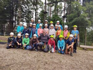 Ab der 5. Schulstufe, zusammen mit 2 Betreuer/innen sind dem Kletterspaß keine Grenzen gesetzt. Bitte die Mindestgröße beachten, die etwas höher als bei Tagesgästen liegen muss, da hier die Guides und Betreuer/innen nicht jedes Kind direkt unterstützen kann.