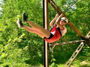 Das Highlight unserer Hochseilgarten + Plus Angebote für Kinder und Jugendliche ist wohl die Riesenschaukel. Zum Spannen der Schaukel müssen alle zusammenhelfen. Man darf sich natürlich aussuchen, wie hoch man gezogen werden will und hat den Auslösemechanismus selbst in der Hand.