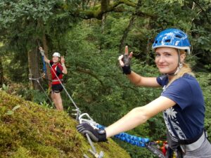 Nach der vertikalen Wand aus wildem mühlviertler Granit,  mündet der Klettersteig in eine Waldtraverse. Hier empfehlen wir eine Mindestgröße von 160cm.