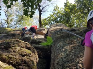 Auch hier sind die Abstände der Zwischensicherungen sehr sicher gewählt. Fas vielen gefällt, anderen aber ungewöhnlich erscheinen mag: es gibt keine Trittstifte wie sonst auf Klettersteigen. Man muss also die natürlichen Felsstrukturen nützen, womit vielen das Erklimmen schwerer fällt als bei bekannteren Klettersteigen.