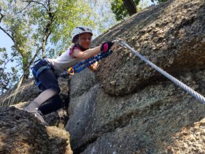 Geschickt den Überhang überwunden und nun in die Hauptwand mit dem gewaltigen Riss.