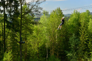 Wir starten am großen Maibaum bei der ersten Plattform und fahren an einem 40m langen Flying Fox in den Panoramaparcours ein. Es ist unser längster Parcours und bezüglich Schwierigkeit schön im Mittelfeld.
